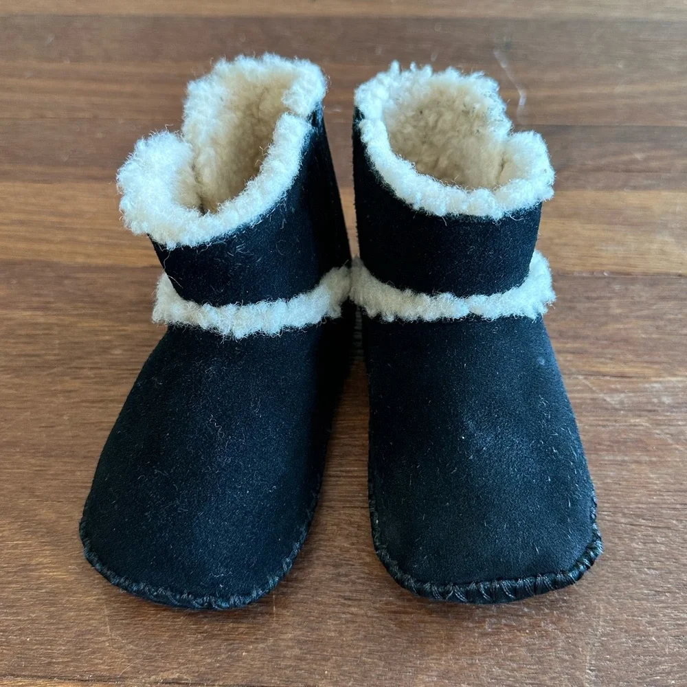UGG Infant Boots Black Size 4/5 Baby Sheepskin Booties Cozy Baby Shoes Baby Uggs